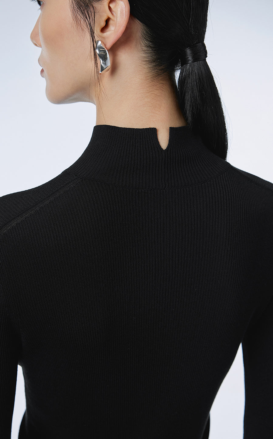 Sweater / JNBY Slim-fit Notched-collar Sweater（Spring 24）